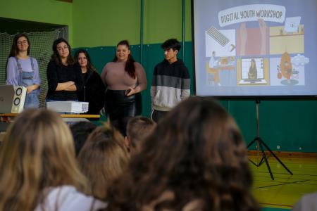 Mladi iz različnih evropskih držav z učenci OŠ Šalovci o digitalizaciji 19